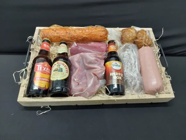 Houten dienblad kerstpakket met bier en worst