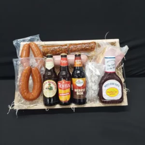 Kerstpakket, houten dienblad met bier worst en saus